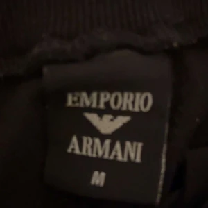 Armani mjukisbyxor - Mjukisbyxor Armani Använda ett par gånger. Säljer dom för jag vill inte ha dom längre.