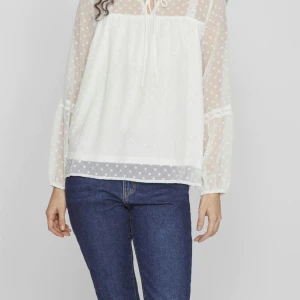 VILA BLUS - jättefin vit blus i bra skick! Pris kan diskuteras💞💞