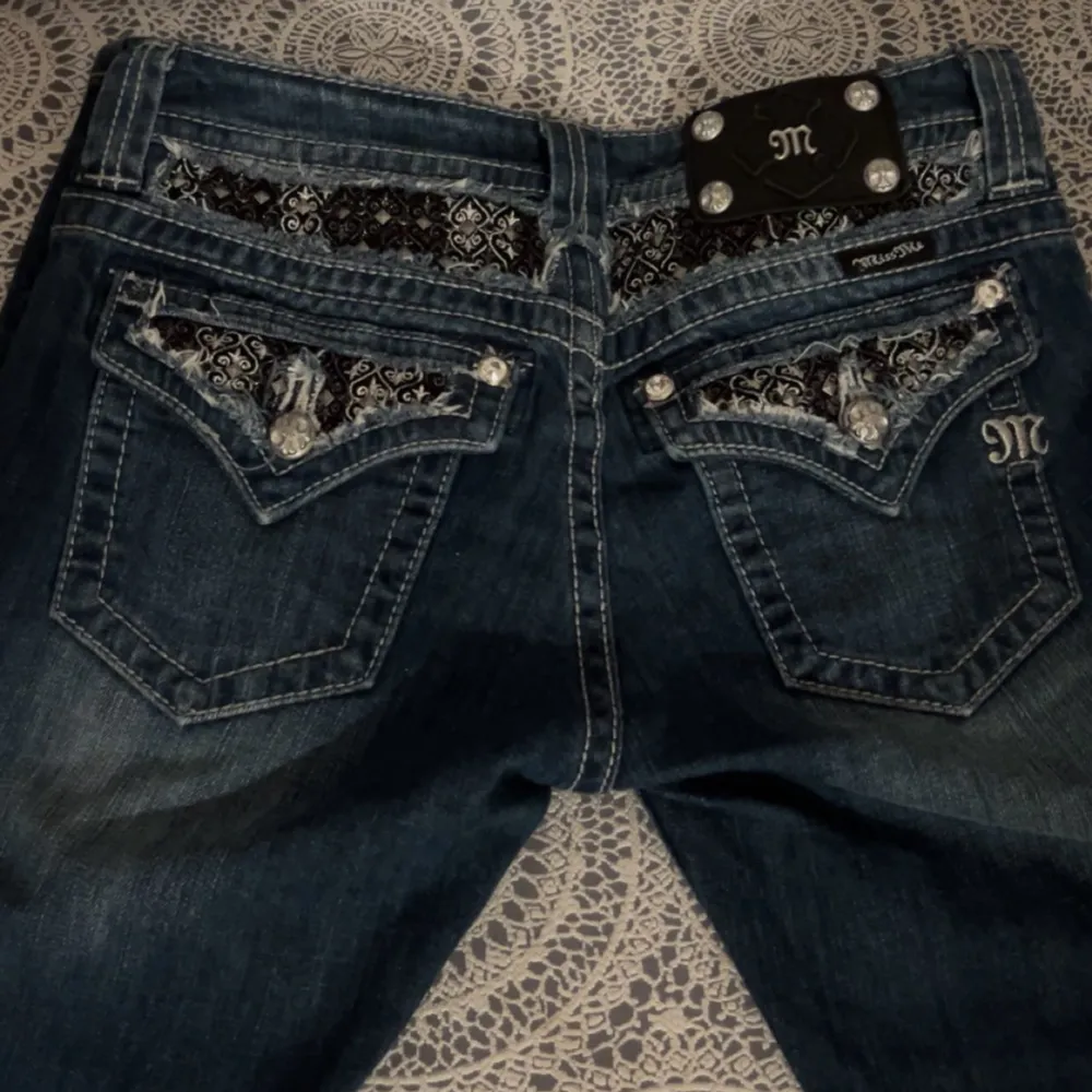 Säljer mina low waist Miss Me jeans då dem är för långa på mig💞 Köpt på Vinted och är i princip nya🌟. Jeans & Byxor.