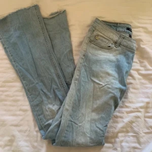 Lågmidjade vintage jeans  - Snygga vintage lågmidjade jeans! Midjemåttet är 36 rakt över och passar på nån som är 170cm lång i längden perfekt 🩷