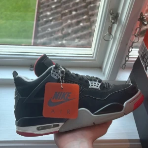 Jordan 4 bred - Jordan 4 bred i bra skick, storlek 42 finns låda men inget kvitto men har legitcheck.