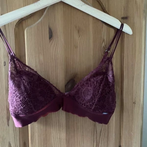 Spetsbh - Säljer denna jättefina spetsbh då den blivit för liten för mig. Säljer för 80 kr plus frakt💕☺️