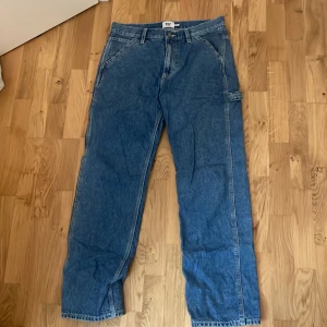 Blå jeansbyxor - Säljer ett par klassiska blå jeansbyxor i storlek 31. De har en avslappnad passform med raka ben och flera praktiska fickor, inklusive en sidoficka.
