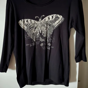 Tröja - Tröja med 3/4 armar och en söt fjäril på