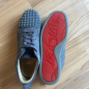 Christian Louboutin - Louboutins, skick: 9/10. Några spikar har lossnat. Nypris runt 8000kr. Pris kan diskuteras 