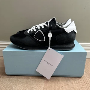 Philippe model runners 42 - Säljer nu dessa eftertraktade och feta Philippe models runners. Helt sprillans nya, allt Og medföljer! Perfekt nu inför hösten och vintern. Nypris ligger runt: 3000kr. Pris är diskuterbart! Hör av dig om du har funderingar!🙌🏼