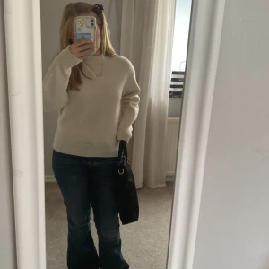 Stickad tröja - Jättefin tröja från Gina💓 Mycket bra skick, använd få gånger, köpt för kanske 300 kr. Finns inte kvar!  diskutera om priset💗 Perfekt till hösten🙏