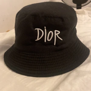 Dior hat - Jätte bra skick aldrig använd, skön på huvudet