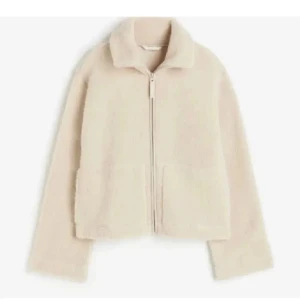 Teddy jacka  - En beige Teddy jacka som är använd ett fåtal gånger. Som även är slutsåld på hemsidan. 