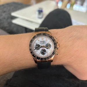 40mm Seiko Daytona Rose Gold Mod - Tja säljer nu en Seiko Daytona Mod med rosé guld färg samt en Meteorite urtavla. Om klockan: VK63 Kronograf kaliber. 904L Stainless Steel case. C3 Lume. Sitter på en Oysterflex. En mycket fin helt ny klocka jag använt nån enstaka gång. Hör av er!