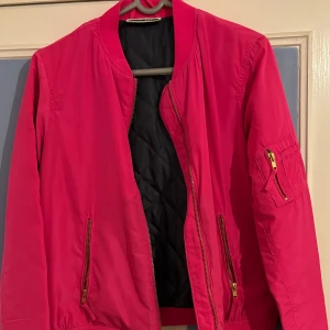 ”Fejk” bombar jacka  - Chock rosa bomberjacka modell som är inköpt ifrån New Yorker. Jätte härlig och ha på sig. Sparsamt använd, använt den maximalt 2 gånger. Det är storlek M men den är mer som en stor S. 