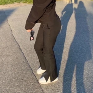 Lågmidjade kostymbyxor med slits  - Fina Lågmidjade kostymbyxor med slits från bikbok storlek 38