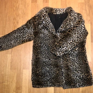 Leopard-päls/kappa - Nypris 900kr. Världens gosigaste kappa med fuskpäls från Zara! Köpt för några år sen men sparsamt använd. Kan gå ner i pris vid snabb affär. Kan mötas upp upp i Stockholm men fraktar även ♡︎ 