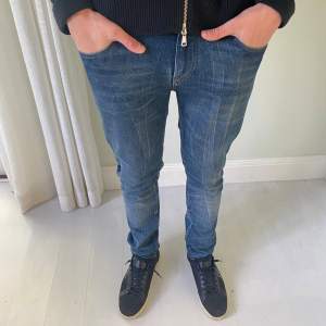 Säljer dessa marinblåa slim fit jeans från Scotch & Soda. Skick: 9/10. Nypris: 1300kr, vårat pris är endast 249kr. Skriv om det finns frågor 🗣️✌️