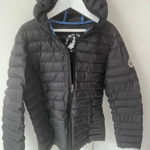 Jott jacka!  - Säljer denna jott jacka ! Den är i storlek xxs/xs ! Fint skick , nypris:2000