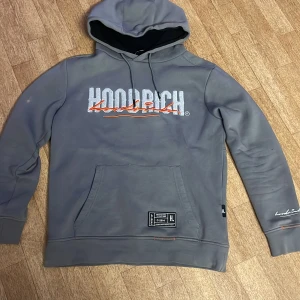Hoodrich hoodie  - Grå Hoodrich tröja det är ingen skada på det 