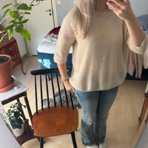 Stickad Trekvartsärm - Jättefin trekvartsärms tröja ifrån soaked in luxury, använd ett fåtal gånger💓