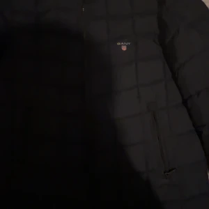 Gant höst jacka till salu  - Hej kära kunder har köpt en gant LW CLOUD JACKET i fel storlek o vill sälja den billigt den går för 2600 men vill sälja den för 1300
