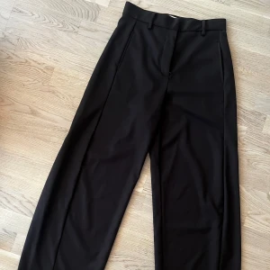 kostymbyxor från Holzweiler - superfina mörkbruna kostymbyxor från Holzweiler. Endast använda någon enstaka gång🥰