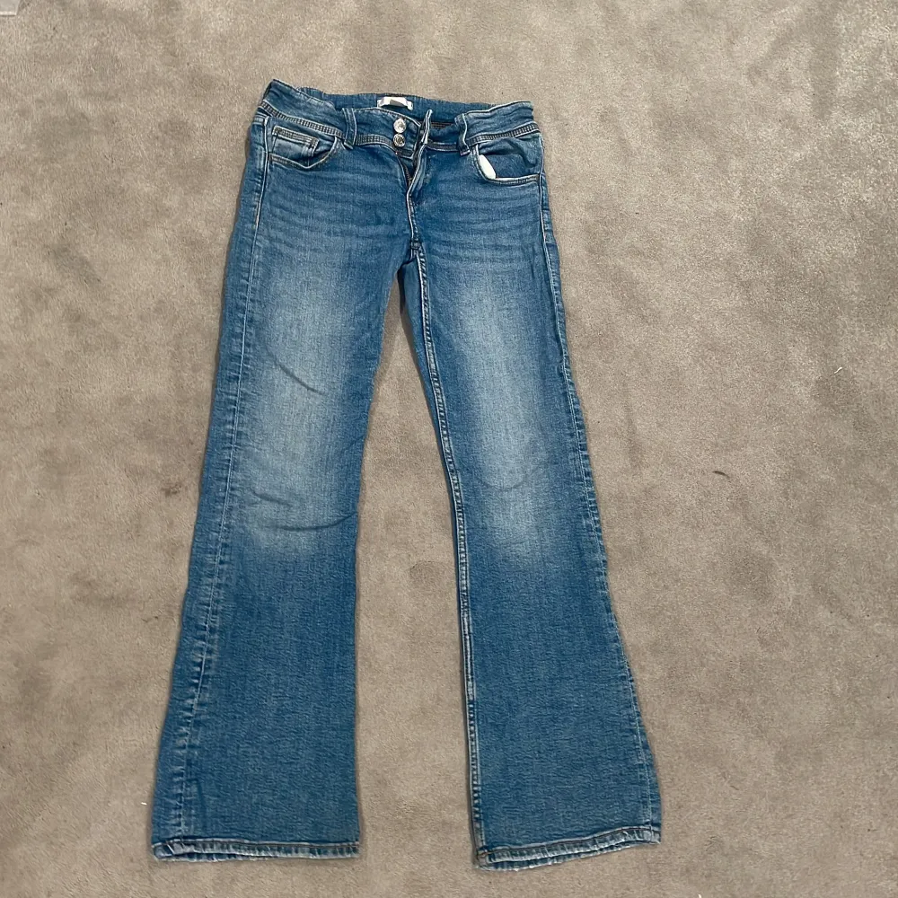 Sjukt snygga jeans från Gina i strl 158, använda fåtal gånger, säljer för de blivit för kort för mig, köpta för ungefär 10 månader sen, perfekt till hösten. Jeans & Byxor.