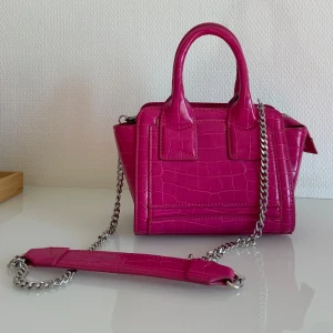 Rosa väska från Zara  - Fin rosa axelremsväska från Zara. Använd fåtal gånger. Köparen står för frakt 