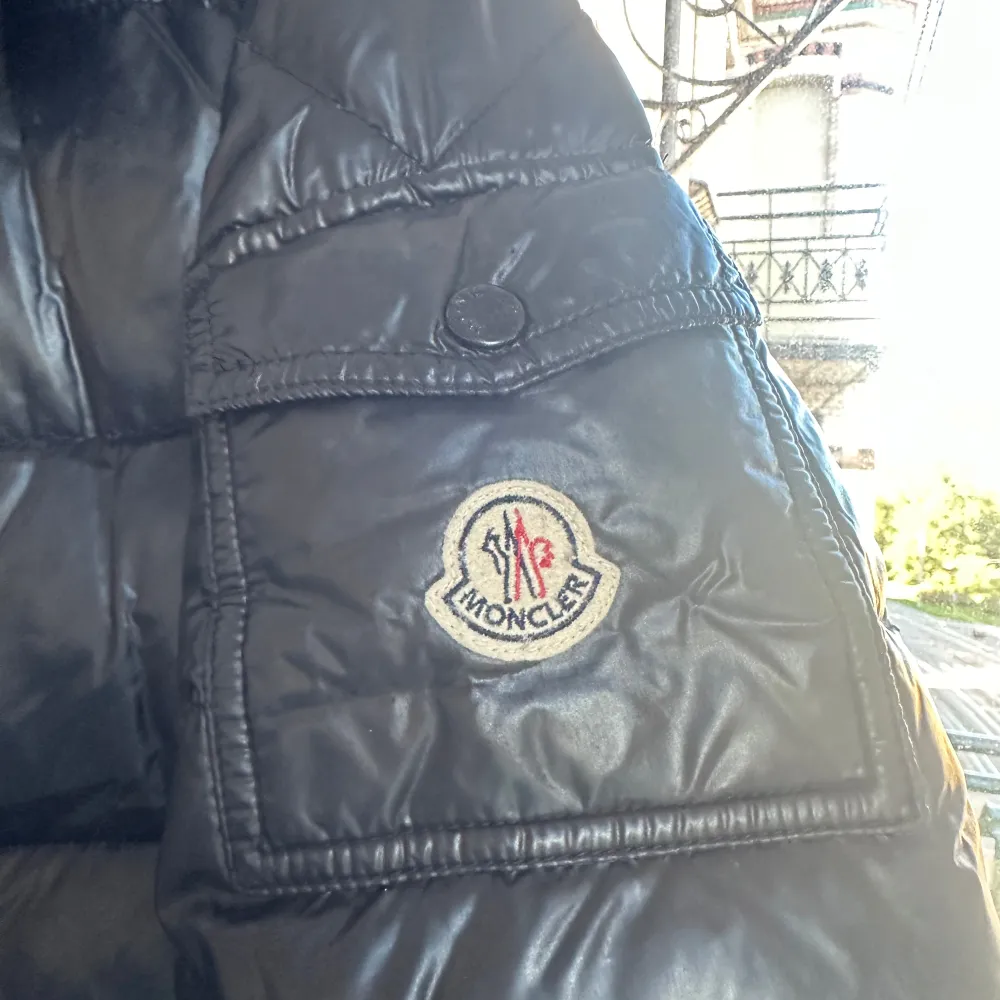 Säljer en äldre Moncler Maya vinterjacka i storlek (5). Moncler loggan som sitter på dragkedjan har tyvärr lossnat men går givetvis att köpa till den detaljen. Inget fel på själva dragkedjan i sig. . Jackor.