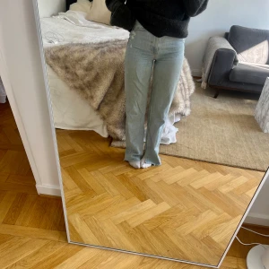 Jeans  - Säljer dessa jeans då de tyvärr inte kommer till användning💫 