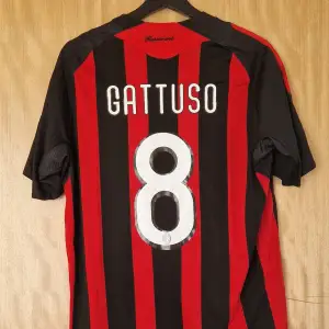 Gennaro Gattuso Milan repIika forbollströja 09-10. Helt ny med tag.   Storlek: Medium