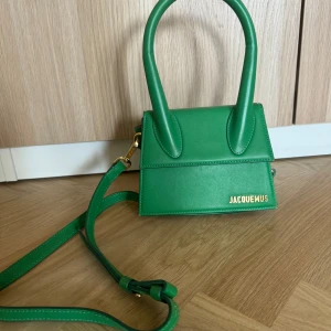 Jaquemus väska i grön - Höjd: 13cm Minst bredd: 15cm Max bredd: 18cm Djup: 7cm