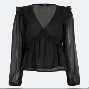 Blus - Svart blus från BikBok, knappt använd ❤️