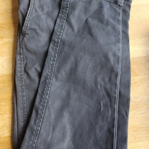 Levis Chinos - Säljer ett par svarta Levis chinos i mycket fint skickt.Byxorna är W28×L32. De är sköna att ha på. Köpte från Levis affär i Borlänge. 