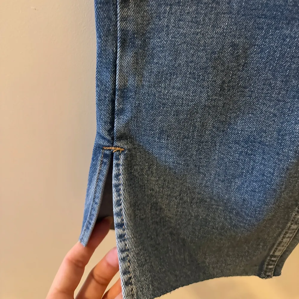 Säljer ett par snygga blå jeans från Zara i storlek 38. De har en klassisk design med dragkedja och knapp framtill. De har en slits på neder delen av benen.. Jeans & Byxor.