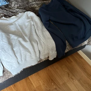 Två stycken pier one sweatshirts - Väldigt bra skick dom båda är tvättade en gång bara dma för mer frågor