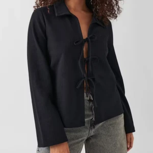 Tie top - Superfin topp med knyte! Helt slutsåld hos Gina, väldigt trendig 🖤🍂