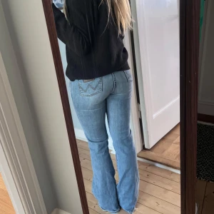 Wrangler jeans - Ett par ljusblå wrangler jeans som inte kommit till användning. Midjemått: 36 cm. Innerbenslängd: 80,5 cm💞
