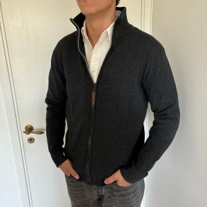 Jack’s kofta grå - - Kofta från märket Jack’s i storlek L, men passar även M. - Bra skick, inga defekter   - Modell på bild är 182/67kg.  - Hör av dig vid eventuella frågor! Mvh  