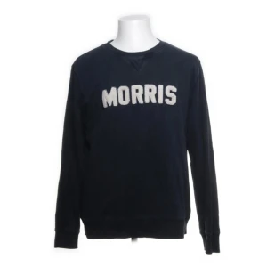 Morris tröja .  - Tja säljer denna feta Morris Sweatshirten . I storlek l. Snåslant använd. Köpte denna på sellpy för 250kr men den var för stor på mig . Så säljer den vidare 💸🪙. Skriv om du har några funderingar osv!