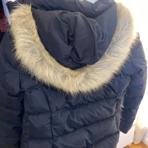 mörkblå tommy hilfiger jacka - Storleken är 164 men passar mig som har XS, använd få gånger. Säljer då jag har en ny jacka nu. Den håller värme bra och har en pälsluva. Nypris 1259kr
