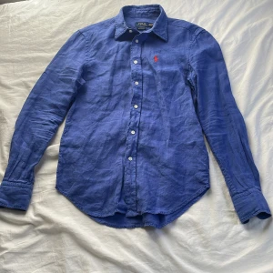 Ralph lauren skjorta  - En Ralph Lauren skjorta i XXS men passar up mot S| den är i relaxed fit, och passar bra| den är även i ny skick utan några defekter. Ny pris 1200.|Hör av er vid frågor och pris kan såklart diskuteras🔥