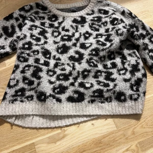 Leopard tröja från Lindex (M)  - Bra skick, leopard tröja från Lindex storlek M.