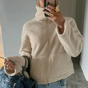 Jacka i pile 🧸 - Trendig. Slutsåld överallt 🤎🧸  Jackan är i storlek Xl men sitter bra som en M, små i storleken 