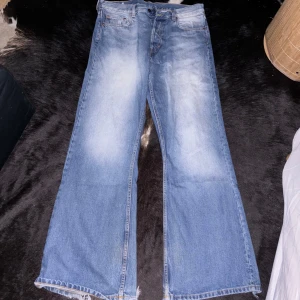 Baggy bootcut jeans från weekday - Extremt snygga, dom sitter också riktigt snyggt. Lite slitna längst ner men enligt mig är det bara snyggt.