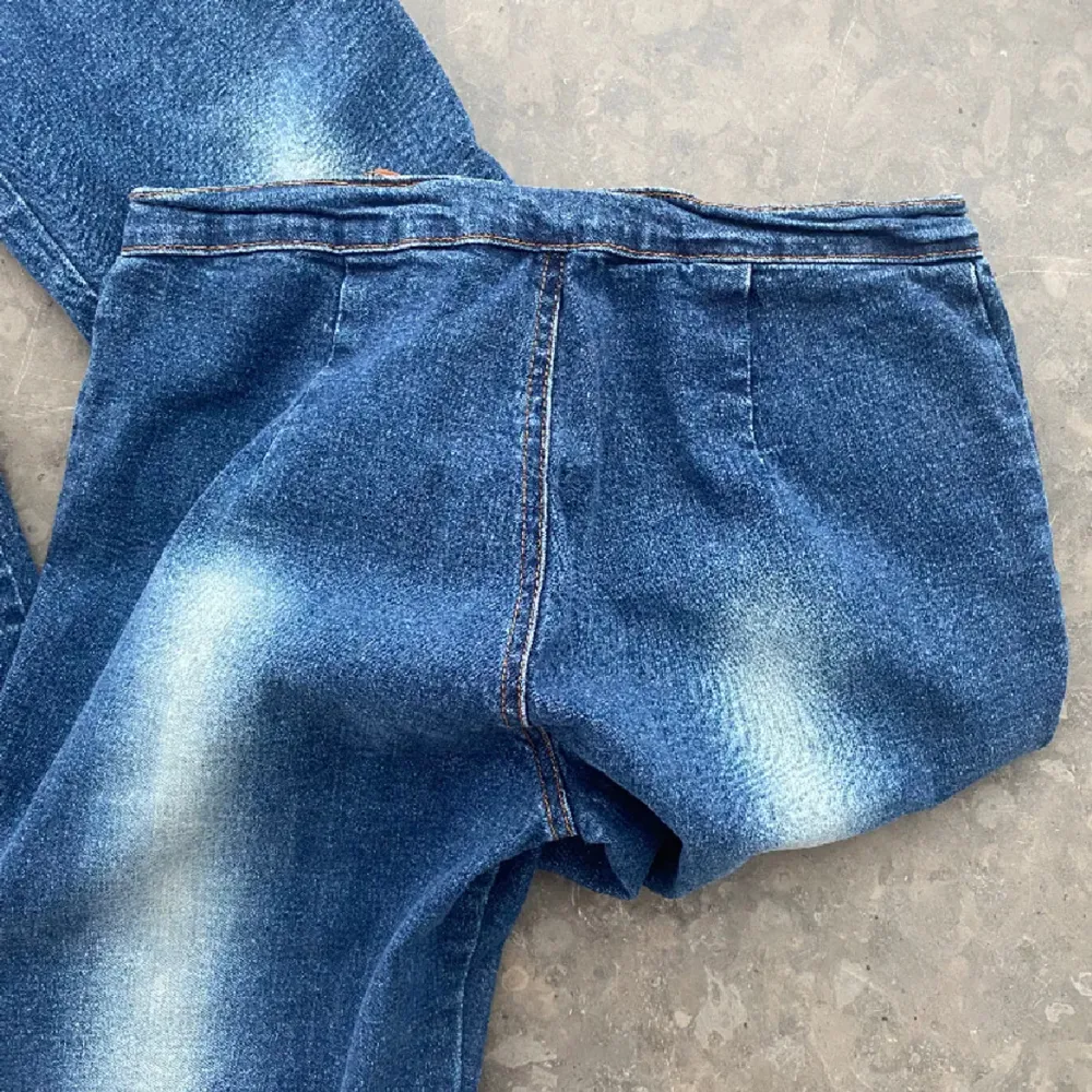 INTRESSKOLL‼️på dessa sjuuukkt snygga jeans med knytning i midjan, stretchiga o justerbara i midjan därav strlk🌸. Jeans & Byxor.