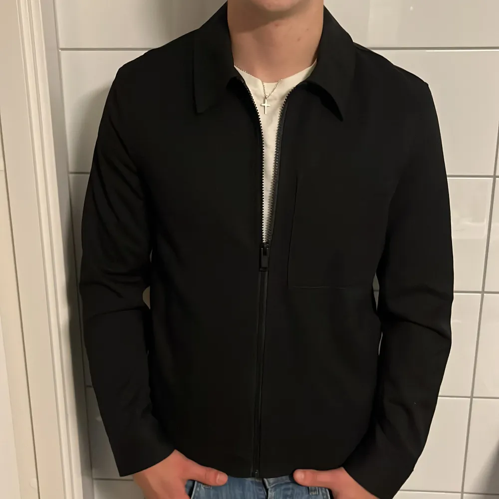 Riktigt snygg overshirt från zara. Aldorg använd så nyskick. Storlek S.. Jackor.