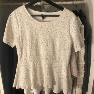 Blus  - Säljer denna blus i storlek L men den är ganska tajt så skulle nog säga att den passar M