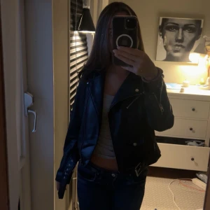 Skinnjacka  - Skinnjacka från Zara i storlek S