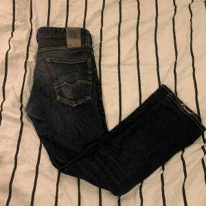 Replay jeans str 31/32 - Säljer dessa replay Jeans i färgen mörkblå.  