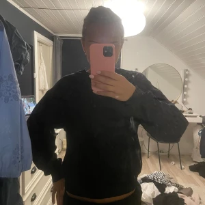 Svart tröja från Gina tricot  - Säljer en svart tröja från Gina Tricot (Basically Basics). Den är supermjuk och perfekt för både chill och vardag. Tröjan har långa ärmar och en normal passform. Perfekt för höst och vinter!😇😇😇🥰🥰