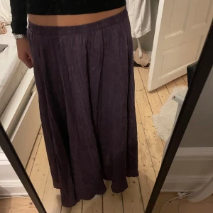 Lila långkjol - En superfin lila långkjol, som jag köpt på vinted! 