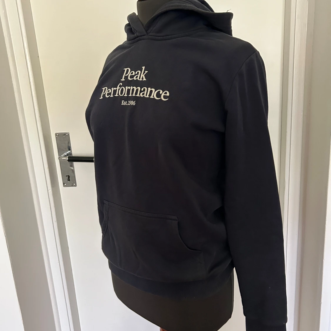 Svart hoodie från Peak Performance - 90